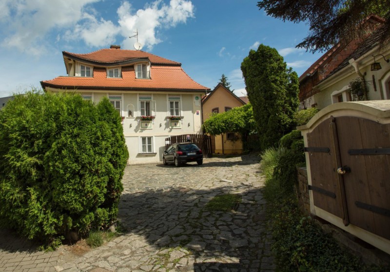 Uzavřené parkování v objektu penzionu